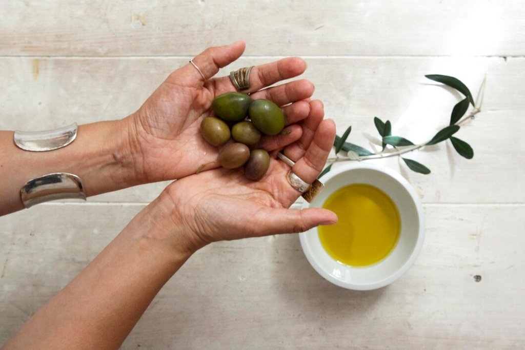 Olive Oil Beauty Tips: Hydrate, Repair & Glow Naturally